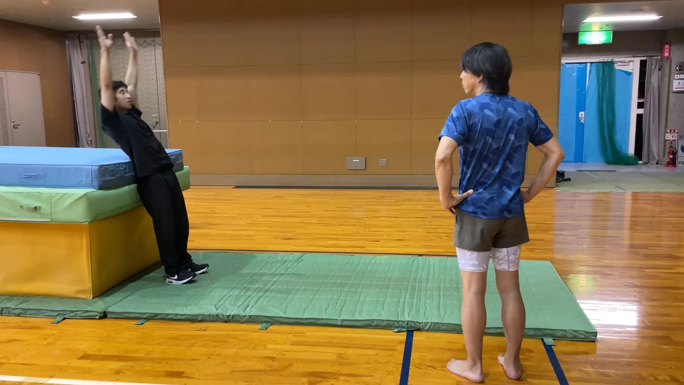 講師が受講者の練習を見守っている様子