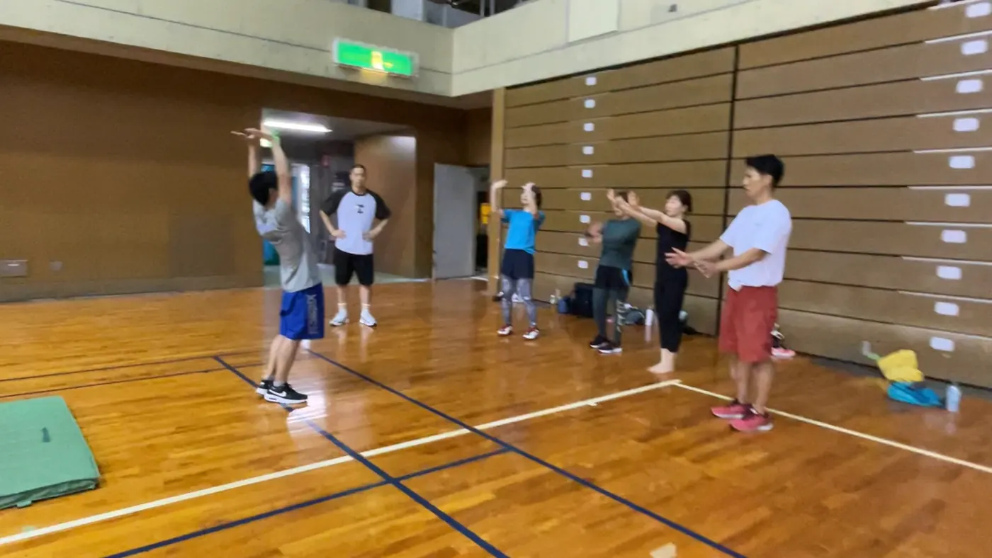 参加者が体育館で練習している様子