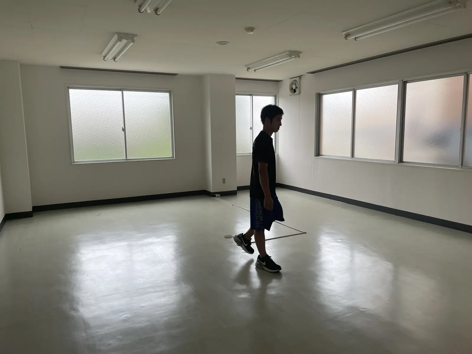 バク転スタジオ候補の室内を確認している準備風景
