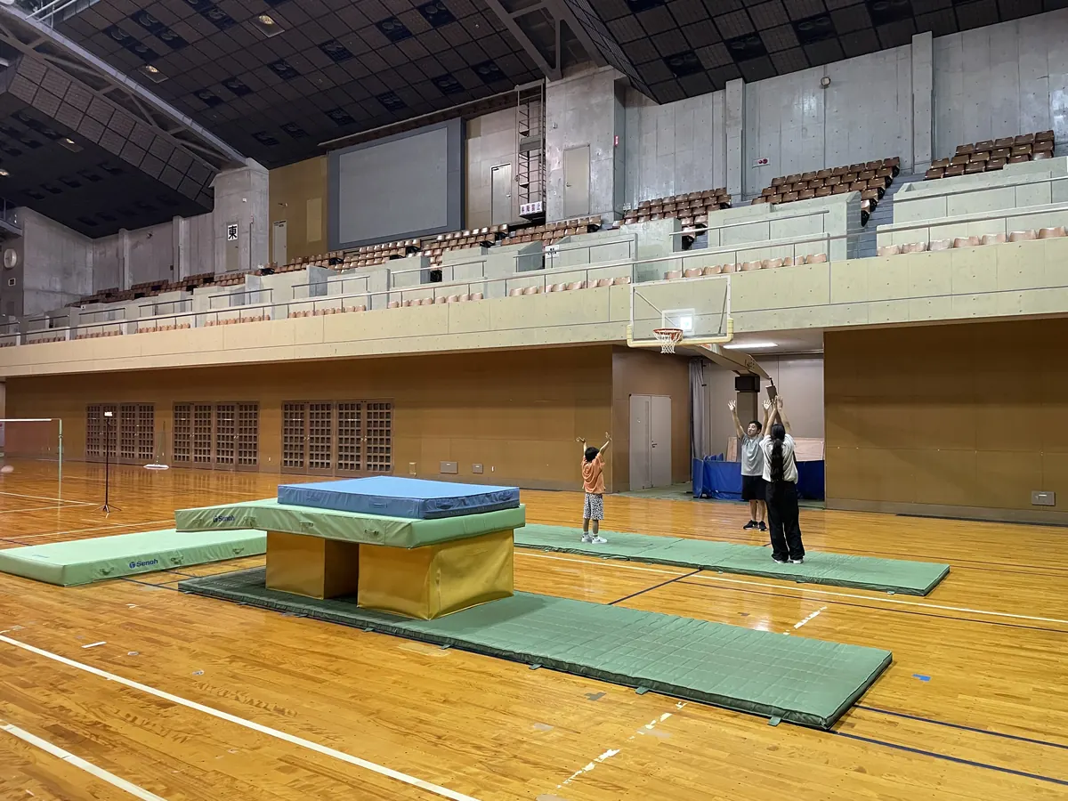 体育館で幼児・小学生向けに体操教室レッスンを行っている様子