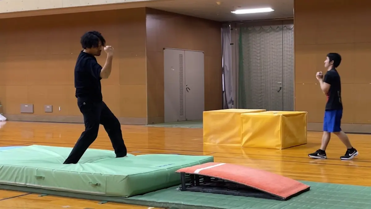 大人の受講者が講師とレッスンに取り組む様子